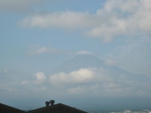 最後にうっすらと姿を現した富士山（帰りのバスから撮影）