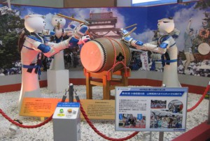 第60回小倉祇園太鼓の山車競演大会に参加したロボットが、太鼓打ちの実演をしました。