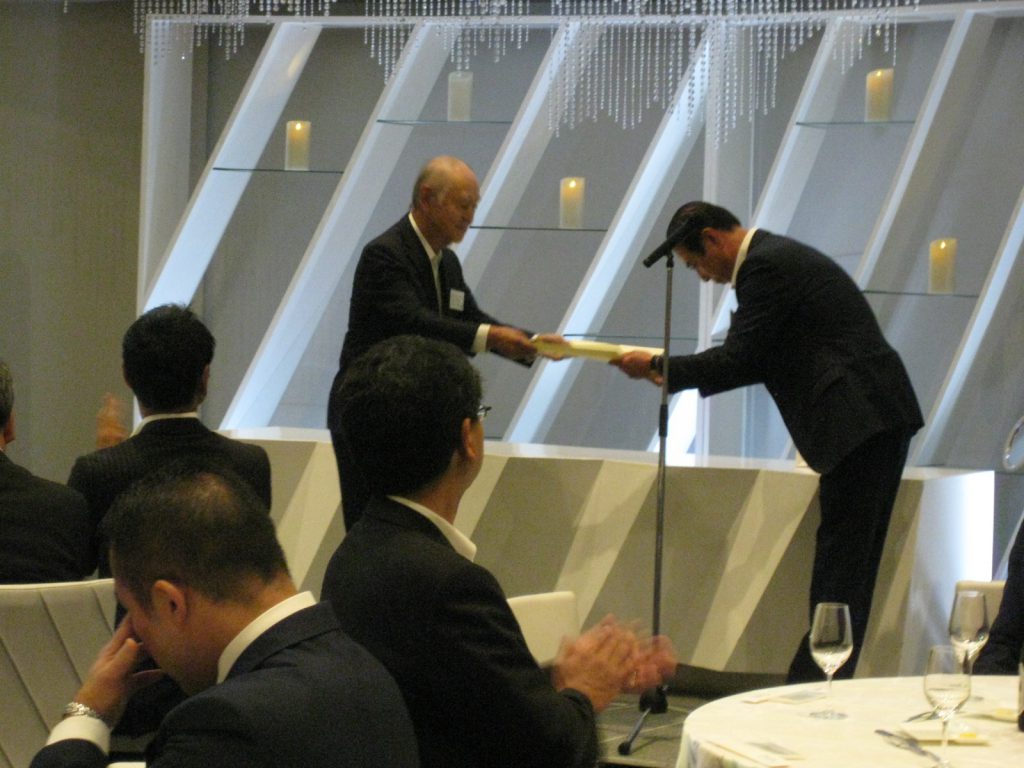 入間市名誉市民章を受章された故杉山定太郎氏に対して工業会から感謝状と記念品を贈呈いたしました