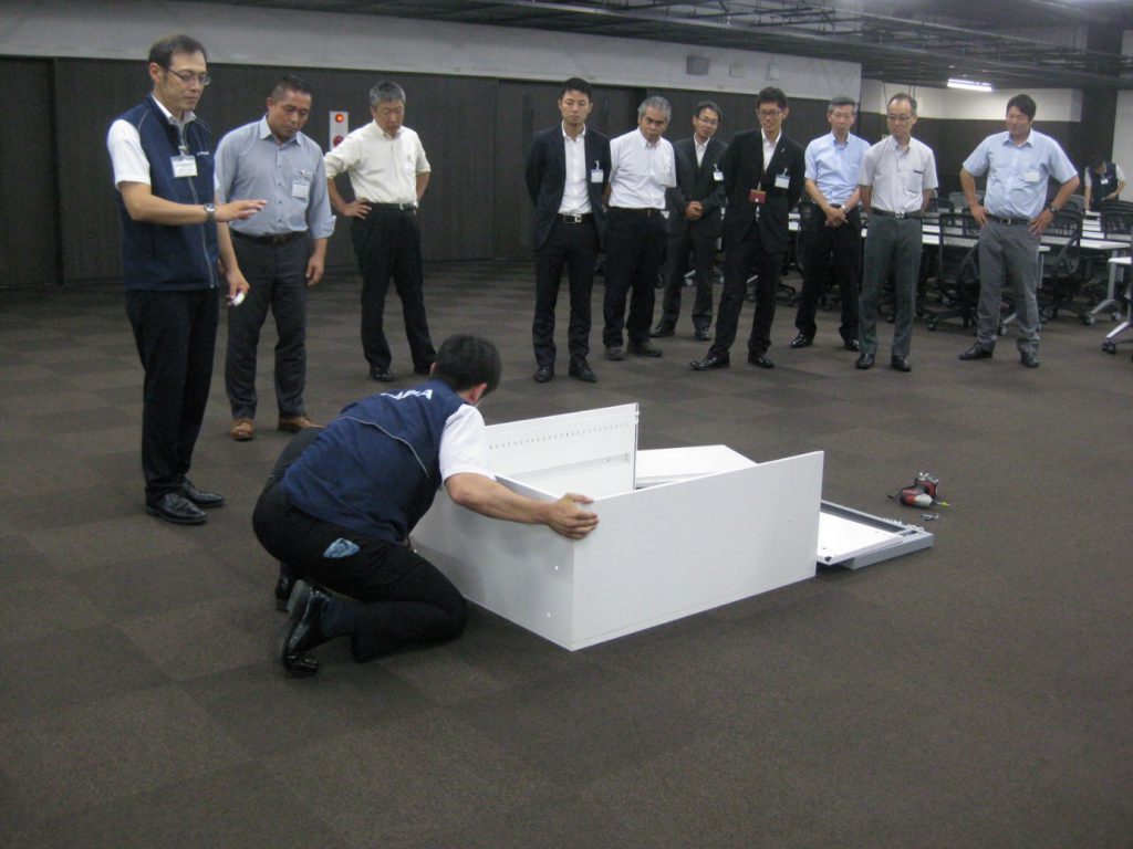 (株)稲葉製作所富岡工場での現地組立の実演