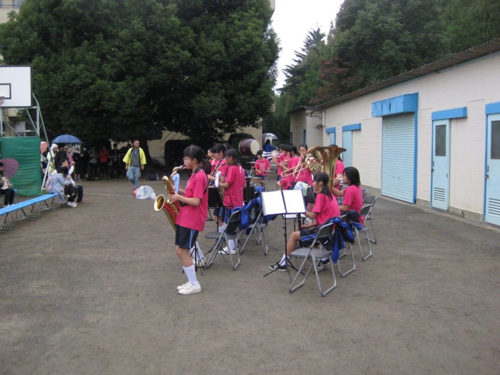 小雨模様の中、豊岡中学校吹奏楽部による演奏が行われました