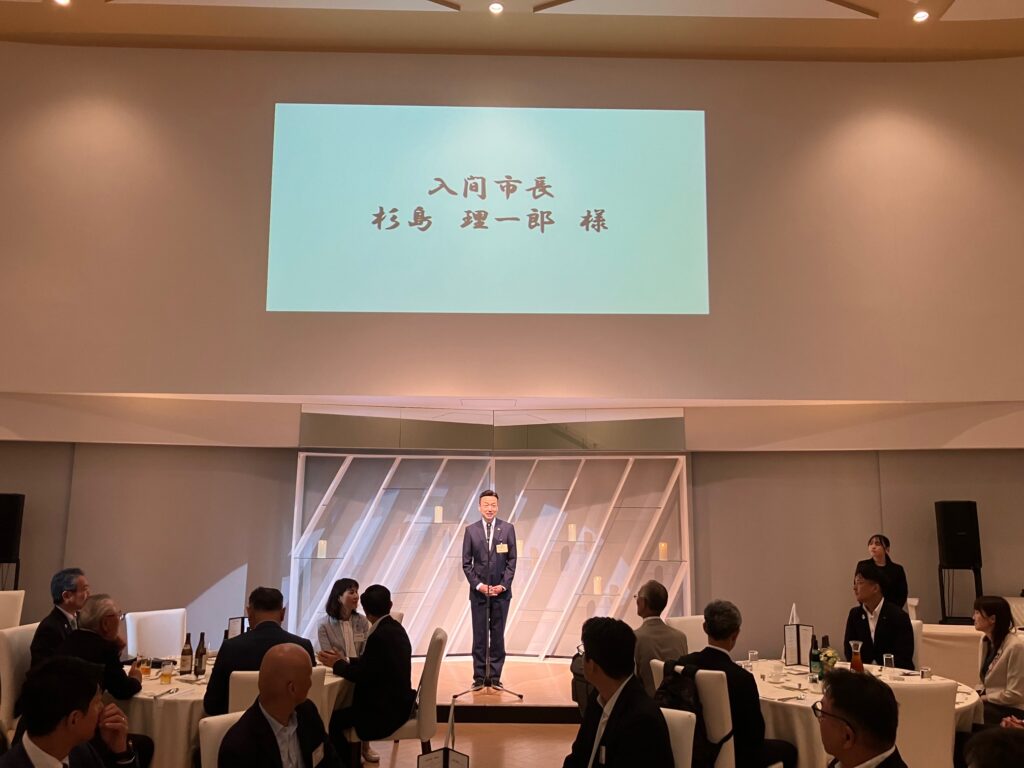 来賓挨拶をする 杉島理一郎 入間市長様
