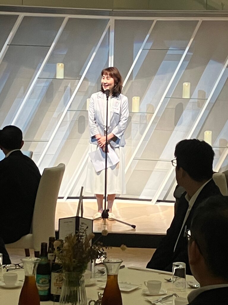 来賓挨拶をする 古仲リカ 入間市議会副議長 様