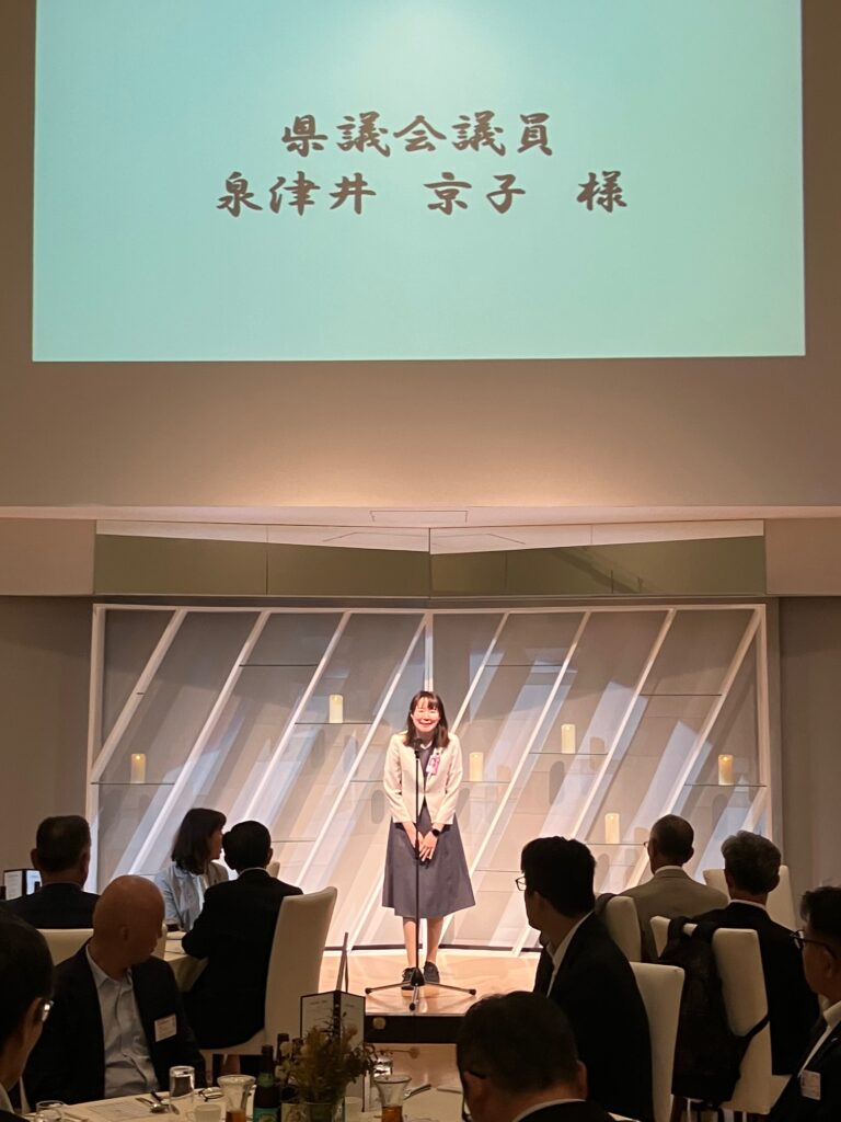 来賓挨拶をする 泉津井京子 埼玉県議会議員 様